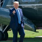 Donald Trump responde a la prensa a su regreso a la Casa Blanca este viernes
