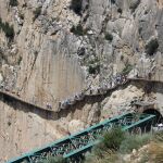 Visitantes caminan por el entorno del Caminito del Rey / La Razón
