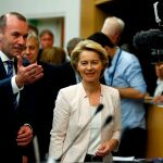 Von der Leyen responde a los periodistas en el Parlamento