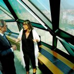 Torra, en la imagen ayer con la alcaldesa de Hospitalet, Núria Marín, ha recusado a tres magistrados del TSJ de Cataluña