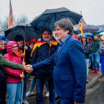 El expresidente de la Generalitat de Cataluña Carles Puigdemont participa en un acto de protesta convocado este domingo ante su residencia en la localidad belga de Waterloo.