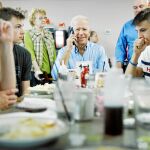 Joe Biden, vicepresidente con Barack Obama, contesta a un seguidor por teléfono en un café de Iowa / Ap