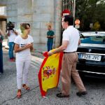 Un hombre con una bandera de España en la puerta de acceso al Valle de los Caídos/Foto: Efe/David Fernández