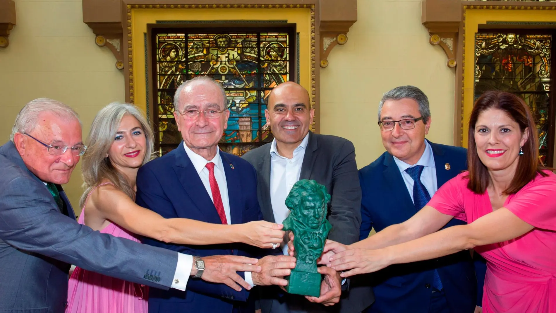 Manuel Azuaga, Patricia del Pozo, Francisco de la Torre, Rafael Portela, Francisco Salado y Noelia Losada sostienen un Goya / Foto: Efe