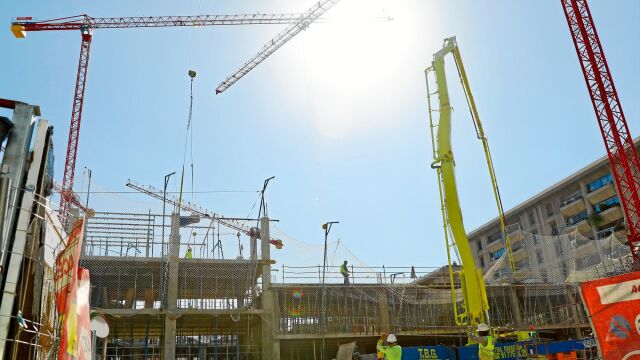 Las obras continuaban ayer en Raimundo Fernández Villaverde pese a la sentencia. Foto: Cristina Bejarano