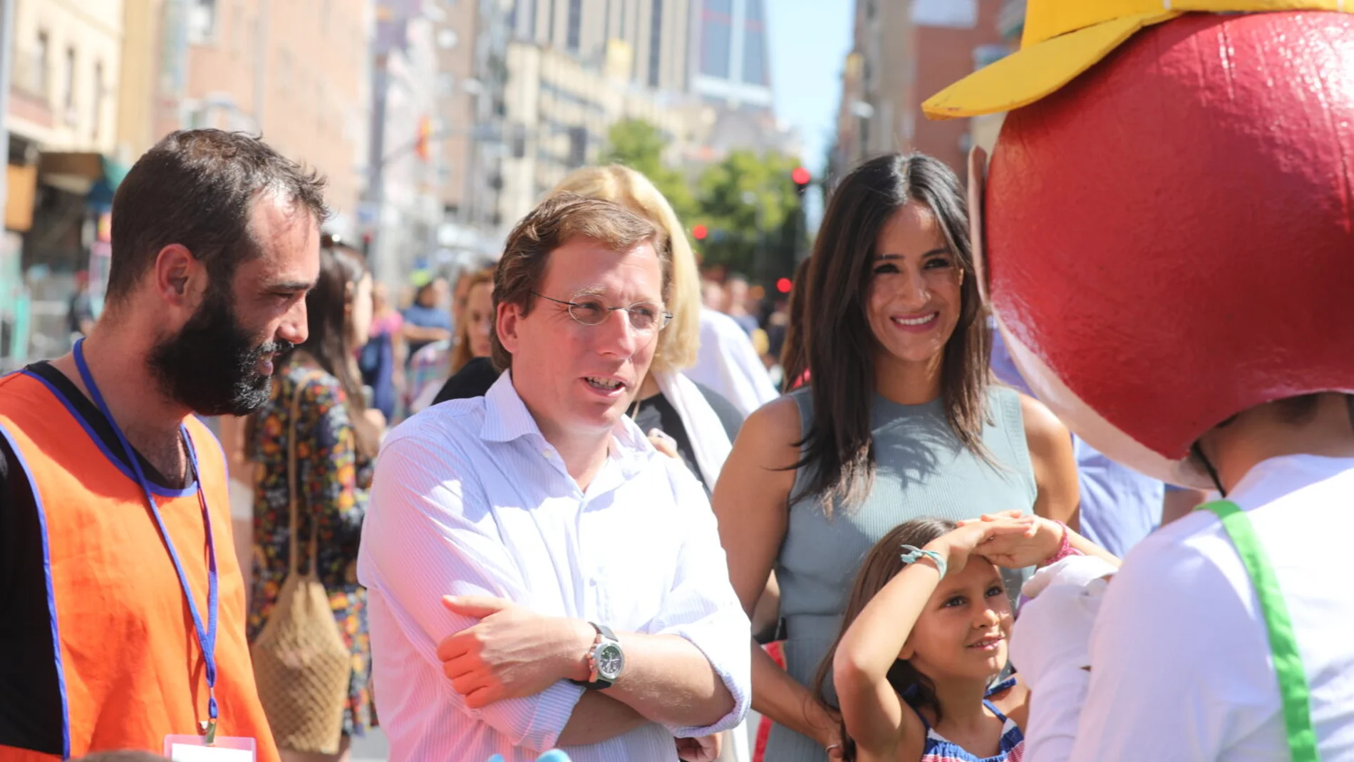 El alcalde de Madrid, José Luis Martínez-Almeida, el pasado domingo en el barrio de Tetuán