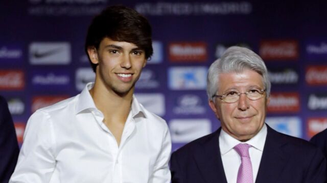 Joao Félix y Enrique Cerezo posan con la camiseta número 7 que lucirá el portugués