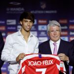 Joao Félix y Enrique Cerezo posan con la camiseta número 7 que lucirá el portugués