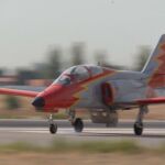 Momento del aterrizaje de uno de los aparatos de la Patrulla Águila