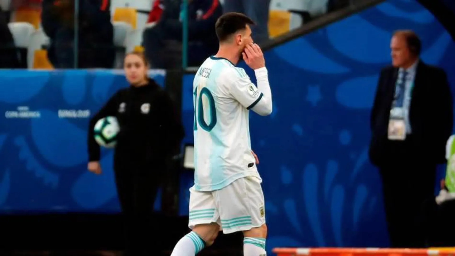Messi se va del campo tras su expulsión