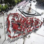 El consejero de Salud y Familias, Jesús Aguirre, inauguró en Córdoba una exposición sobre los 40 años de trasplantes en la Plaza de las Tendillas / Foto: La Razón