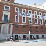 Fachada de La Ingobernable, el edificio okupado en el Paseo del Prado