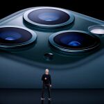 Tim Cook presenta la triple lente del nuevo iPhone 11 Pro. REUTERS/Stephen Lam