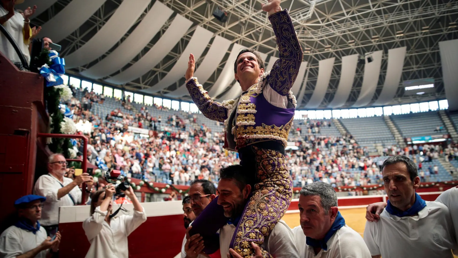 El Juli sale a hombros tras cortar tres orejas