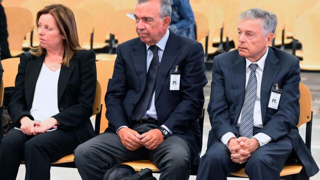 El ex presidente de la CAM Modesto Crespo (dcha.) -en la imagen en el juicio- reconoció los hechos y asumió una condena de nueve meses de cárcel