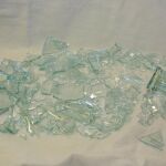 Una botella de cristal rota