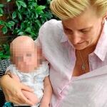 Mujer con un bebé pixelado en brazos