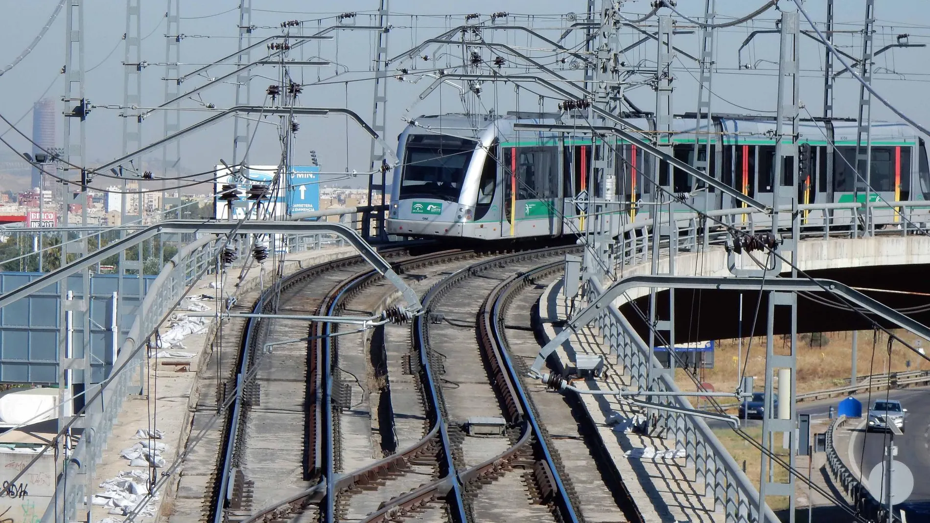 Metro de Sevilla a su paso por Montequintoo / Foto: Manuel Olmedo