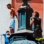 Los bomberos rescatan al joven que se subió a la cúpula de un edificio en Gran Vía