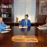 El presidente Alfonso Fernández Mañueco se reúne con el de CSIF de Castilla y León, Carlos Hernando, en presencia del consejero de la Presidencia, Ángel Ibáñez