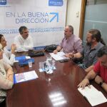 Las candidatas al Congreso y Senado por el PP murciano, Isabel Borrego y Violante Tomás, ayer durante su reunión con los representantes de Jusapol