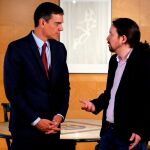 El presidente del gobierno Pedro Sánchez (i) y el líder de Podemos Pablo Iglesias