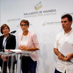 La secretaria general del Partido Socialista de Navarra (PSN) y candidata a la presidencia del Gobierno de Navarra, María Chivite, junto a la miembro de Geroa Bai, Uxue Barkos, y al secretario general de Podemos Navarra, Eduardo Santos / Foto: Efe