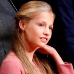 La princesa Leonor durante la foto de familia del acto de recepción de los presidentes de los jurados, miembros de los patronatos Princesa de Asturias y Fundación Princesa de Asturias y con los galardonados con estos premios en su edición de 2019. EFE/Ballesteros
