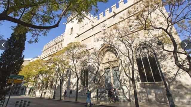 Fachada de la Lonja de Valencia, uno de los edificios que se apagarán mañana