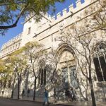 Fachada de la Lonja de Valencia, uno de los edificios que se apagarán mañana