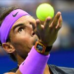 Nadal, antes de efectuar un saque