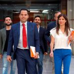 El líder de Ciudadanos, Ignacio Aguado (i), junto a los miembros de su equipo.