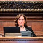 La alcaldesa de Barcelona, Ada Colau, durante la sesión plenaria extraordinaria celebrada en el Ayuntamiento de Barcelona ayer
