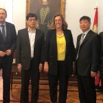 La delegación china del Henan Medical Collegejunto a la presidenta de la Diputación, Ángeles Armisén, y el teniente de alcalde de la ciudad, Alfonso Polanco