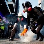 Manifestantes anti gubernamentales en Hong Kong con gases lacrimógenos/Reuters