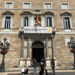 Vista del cartel reclamando la libertad de los líderes independentistas presos y un lazo amarillo en la fachada del Palau de la Generalitat