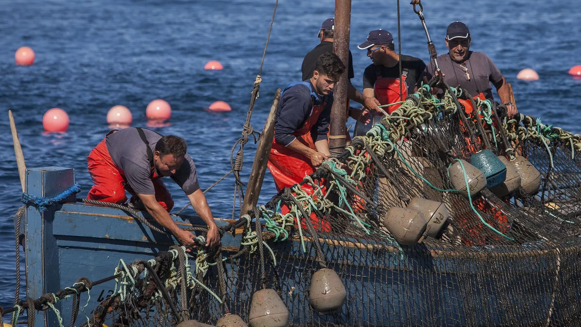 Pescadores trabajando en Barbate (Cádiz)