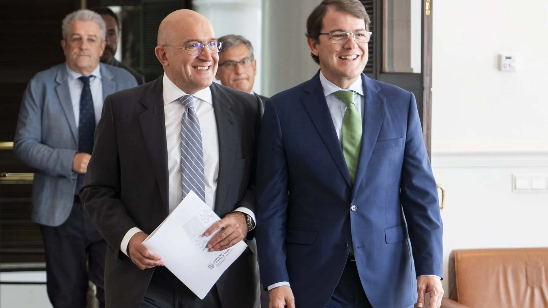 El presidente de la Junta de Castilla y León, Alfonso Fernández Mañueco, y el consejero Jesús Julio Carnero, se reúnen con los responsables de las organizaciones profesionales agrarias y de asociaciones ganaderas de la Comunidad