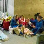 Una familia colombiana duerme a las puertas del Samur Social
