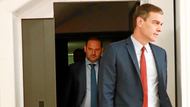 Sánchez, seguido de Ábalos en una imagen de archivo