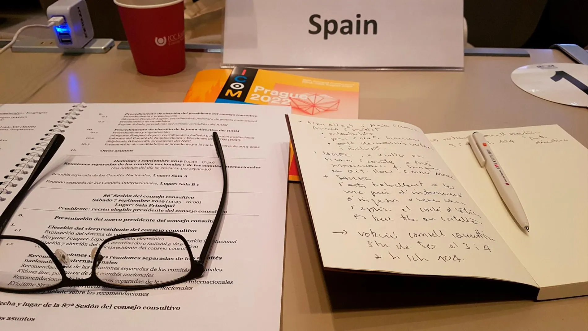 El cartel de “Spain” delante de su cuaderno en la imagen subida por Bellmunt a Twitter.
