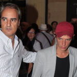 Camilín, a la salida del velatorio, con su manager