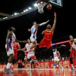 Ricky Rubio anota una bandeja ante Puerto Rico con la mano izquierda