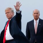 Donald Trump junto al diplomático Gordon Sondland en Bruselas, en una imagen de archivo/Ap