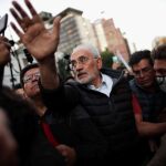 Carlos Mesa participa en una protesta junto al Centro Nacional de Computación Electoral en La Paz / REUTERS