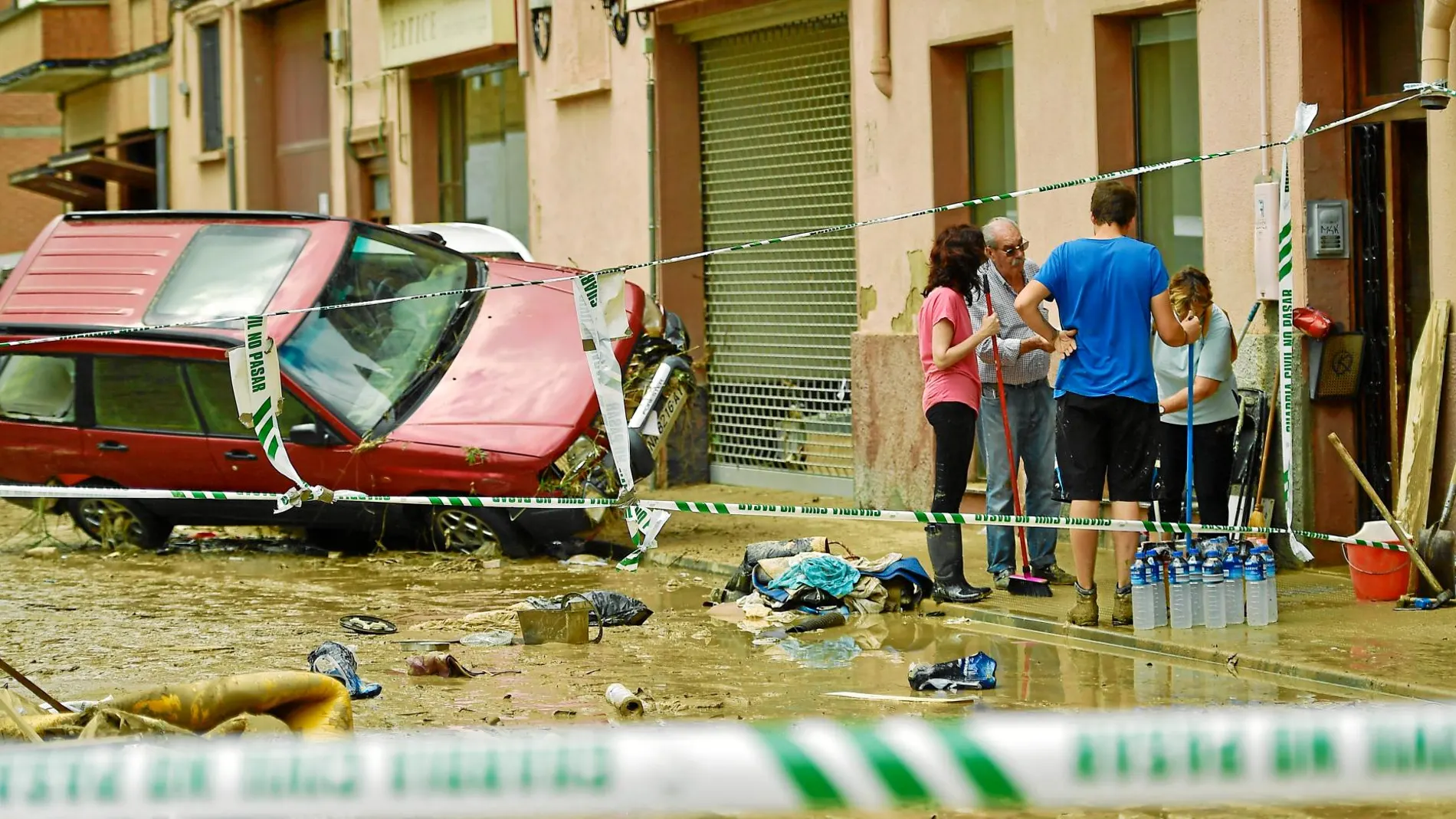 Los vecinos comenzaron ayer a limpiar sus calles y casas tras las inundaciones / Efe