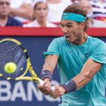 Nadal golpea una bola de revés