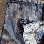 Restos de envases de los productos de Magrudis en las inmediaciones de la empresa clausurada / Foto: Ke-Imagen Restos de envases de los productos de Magrudis en las inmediaciones de la empresa clausurada / Foto: Ke-Imagen