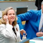 La ministra de Economía en funciones, Nadia Calviño, junto al ministro de Finanzas sueco, Max Elger, ayer, en Bruselas / Efe