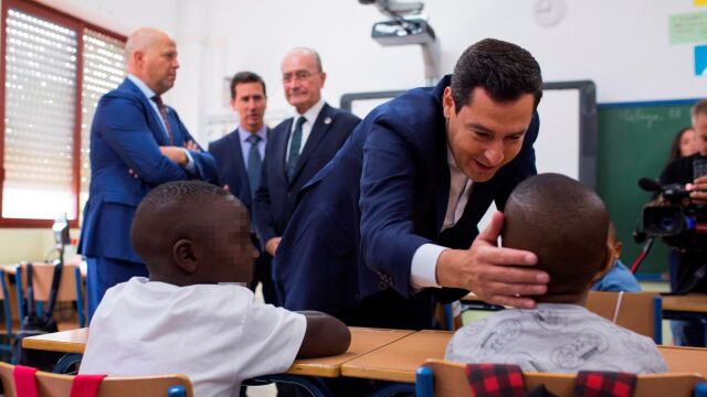 El presidente de la Junta, Juanma Moreno, inaugurando el curso escolar en un colegio de Málaga 